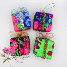 Load image into Gallery viewer, (Replica Fabric) Random Presents Christmas Ornaments Set
